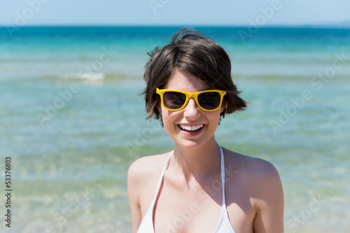 junge frau hat spaß am strand © contrastwerkstatt