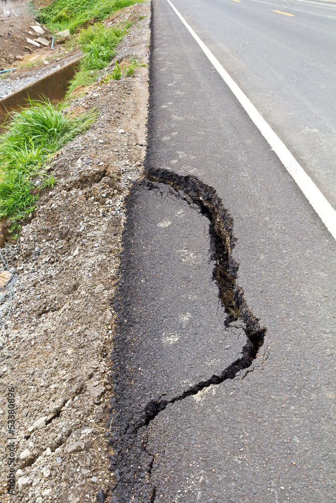 Ground collapse may cause the fracture surfaces of asphalt Ground collapse may cause the fracture surfaces of asphalt