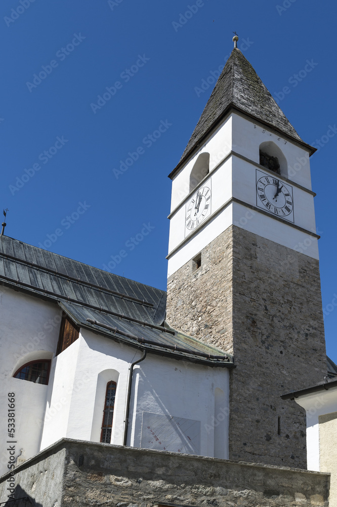 Kirchturm, katholische Kirche Tarasp Fontana, Schweiz