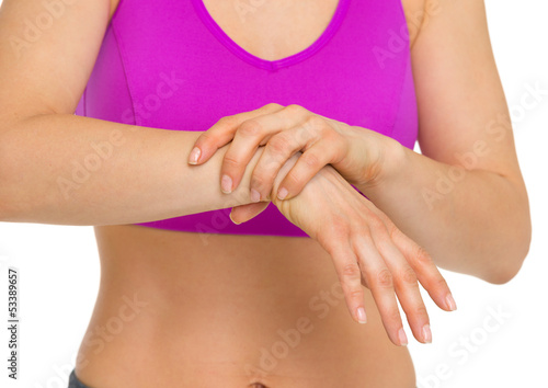 Closeup on woman with wrist pain © Alliance