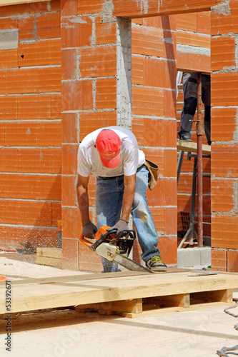 construction maison - charpentier en action  # czm
