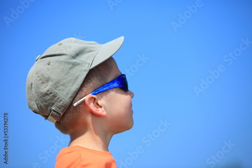 kid with sunglasses and cap outdoor © Voyagerix