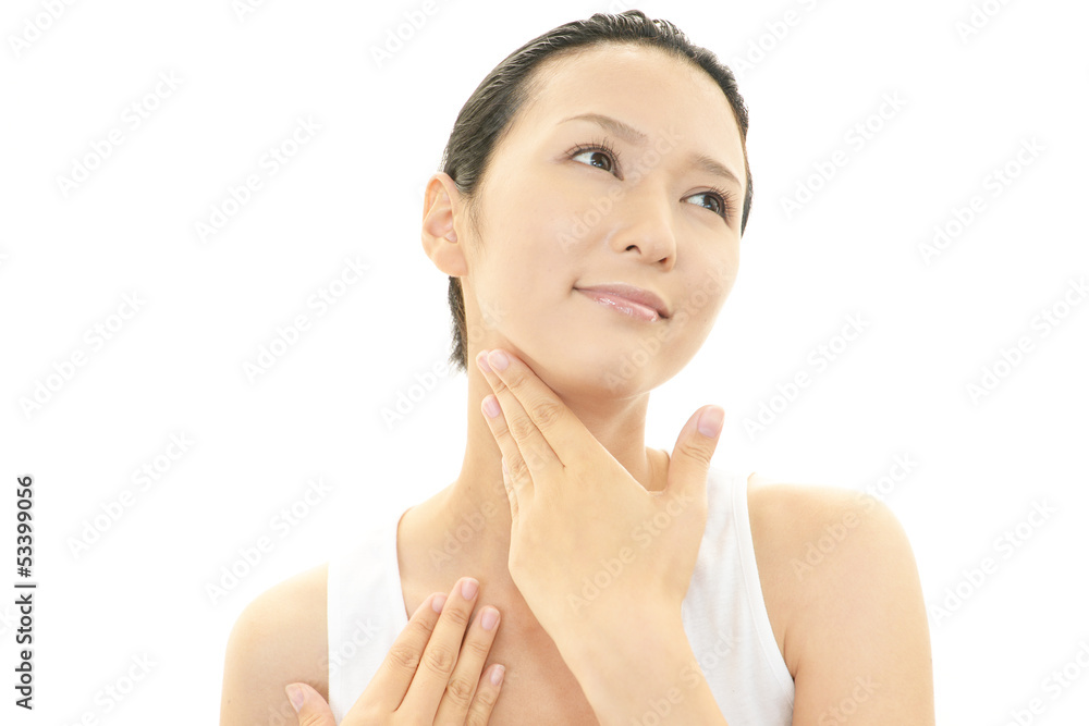 スキンケアをする女性