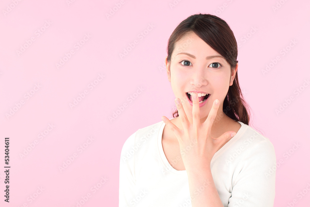 驚く若い女性 驚く若い女性