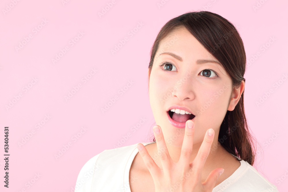 驚く若い女性 驚く若い女性