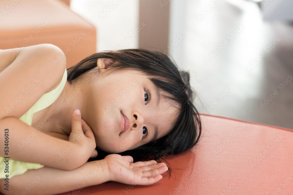 Obraz premium Child lying on sofa
