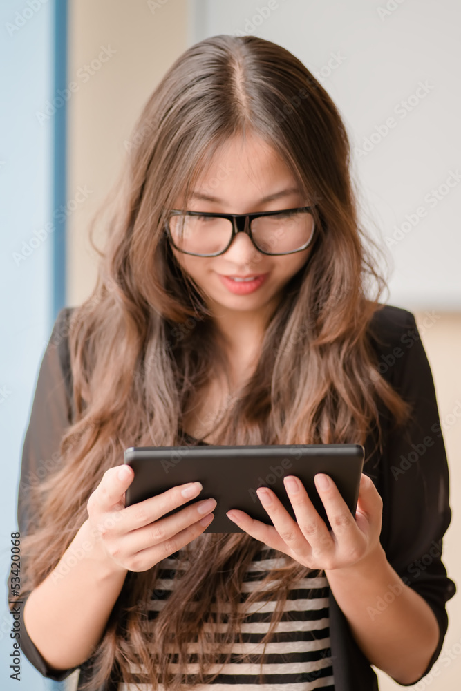 Fotografie young girl uses a digital tablet