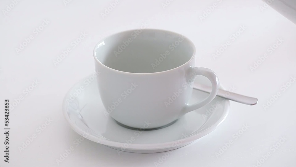 Kaffee mit Kanne eingießen und umrühren Kaffee mit Kanne eingießen und umrühren