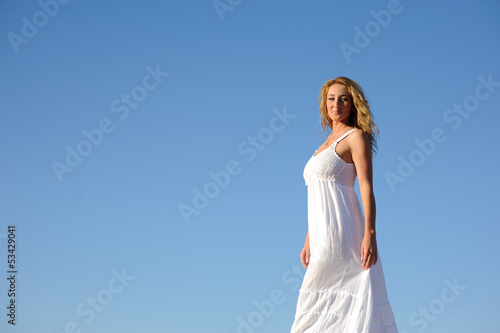 Canvastavla beauty woman in white dress