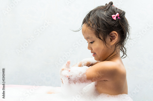 Children play in the water./Children play in the water bubble.