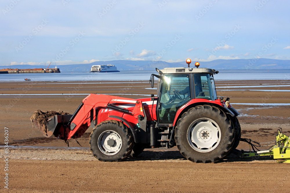 Obraz premium beach cleaner tractor