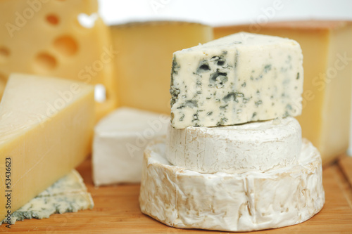 Fotografie cheese on a wooden table