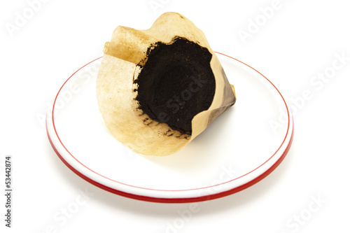 Alter kaffeefilter auf Teller