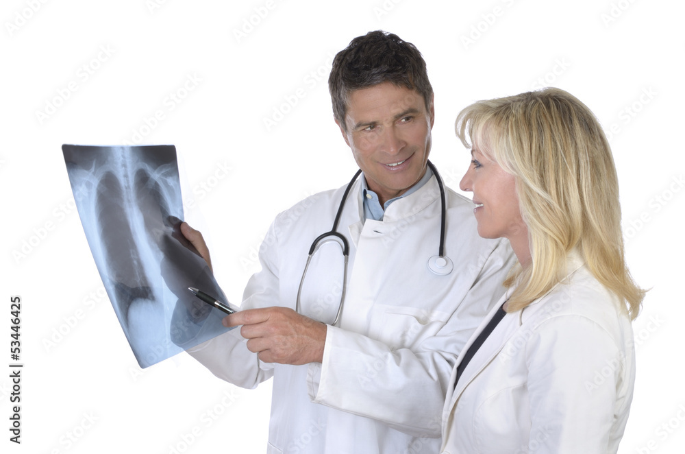 Arzt und Patientin sprechen über Röntgenbild einer Lunge Arzt und Patientin sprechen über Röntgenbild einer Lunge