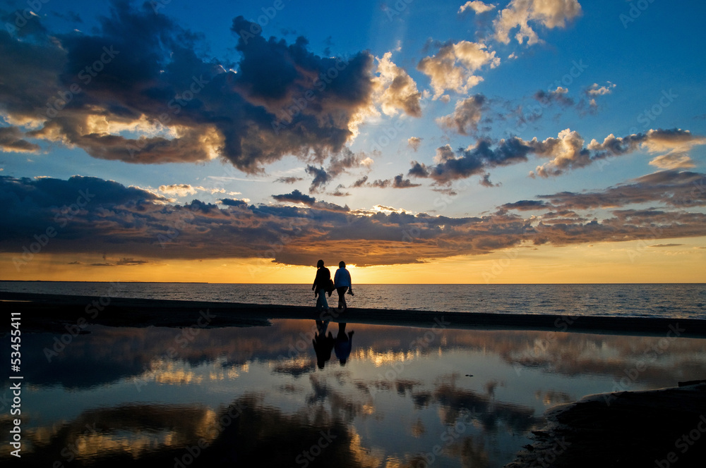 Fototapeta premium Sunset beach with silhouette