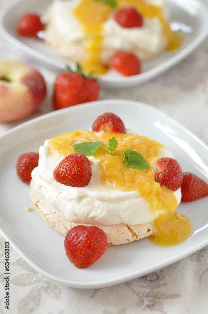 Pavlova mit Erdbeeren und Pfrischen Pavlova mit Erdbeeren und Pfrischen