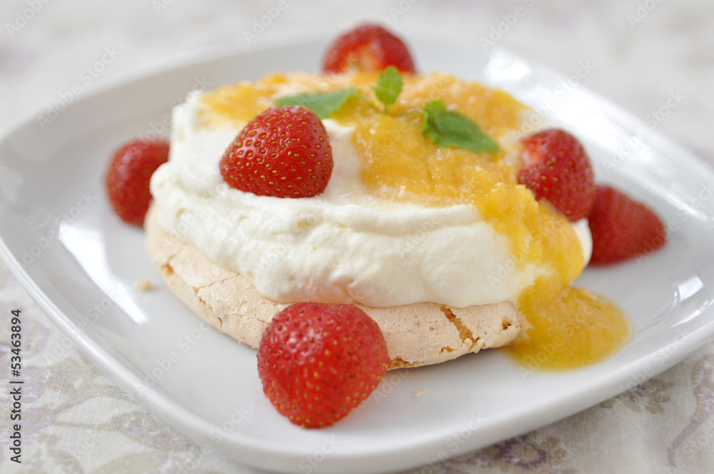 Pavlova mit Erdbeeren und Pfrischen Pavlova mit Erdbeeren und Pfrischen