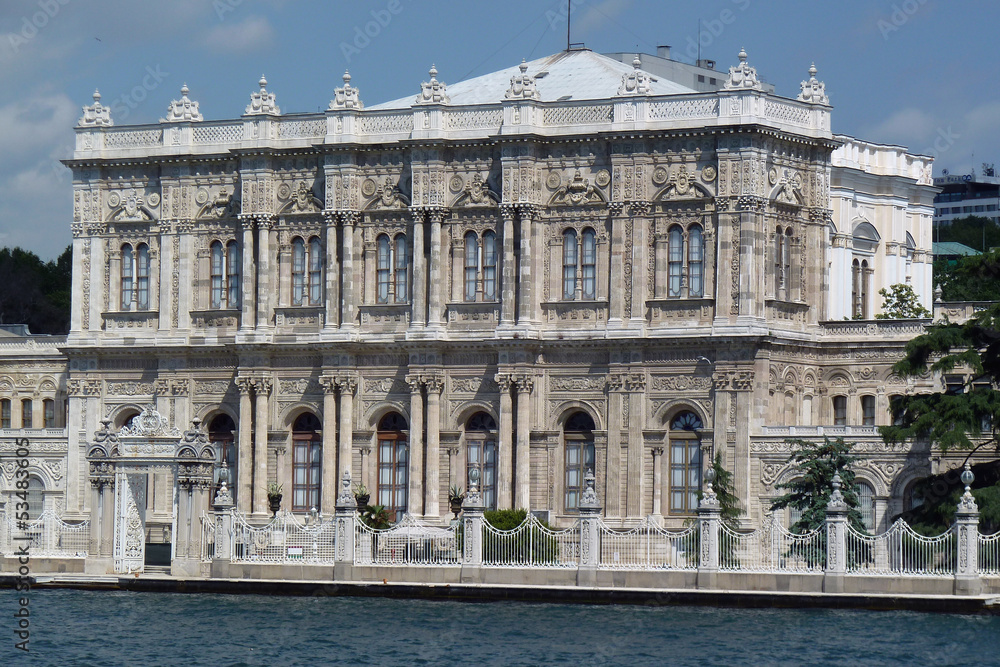 Palacio de Dolmabahce en la orilla del Bosforo, Estambul