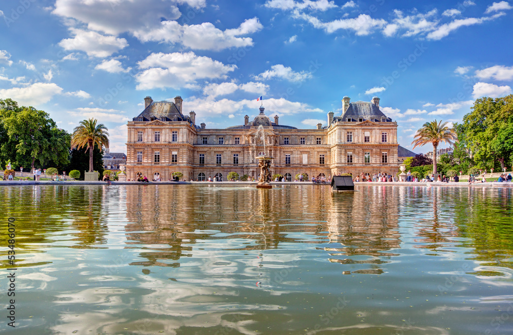 Obraz premium The Luxembourg Palace in The Jardin du Luxembourg, Paris, France