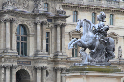 Détails architecturaux du musée du Louvre