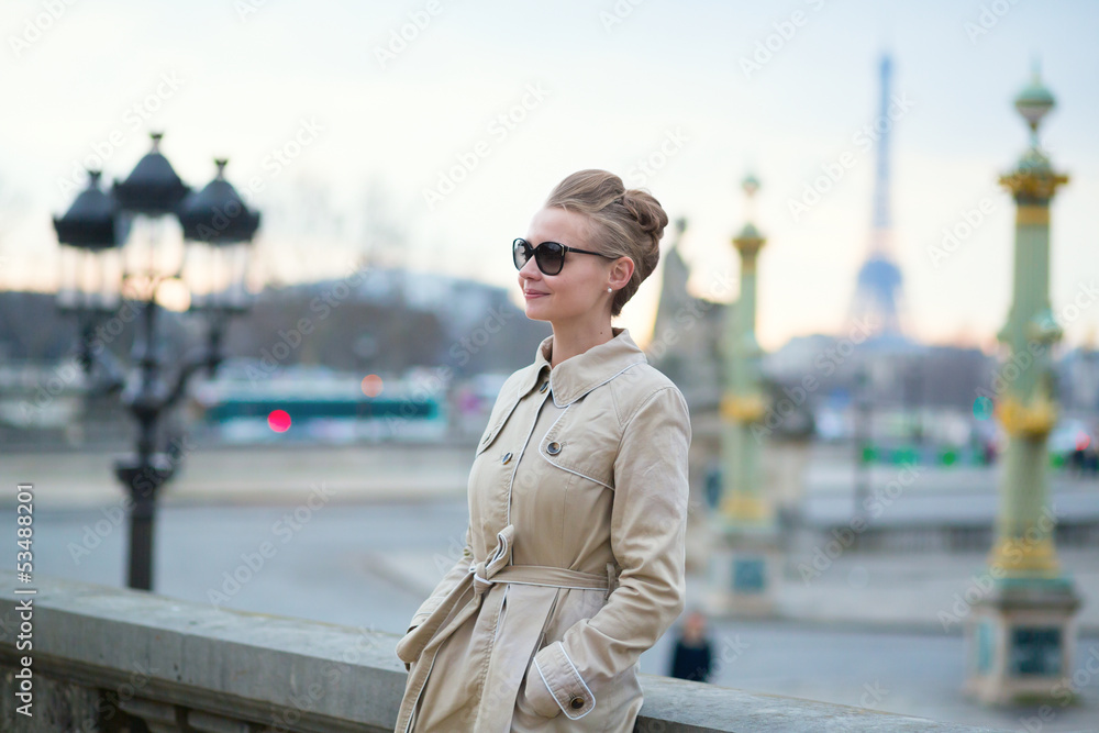 Obraz premium Beautiful Parisian woman