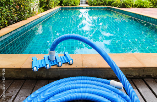 Pool vacuum cleaning flexible hose
