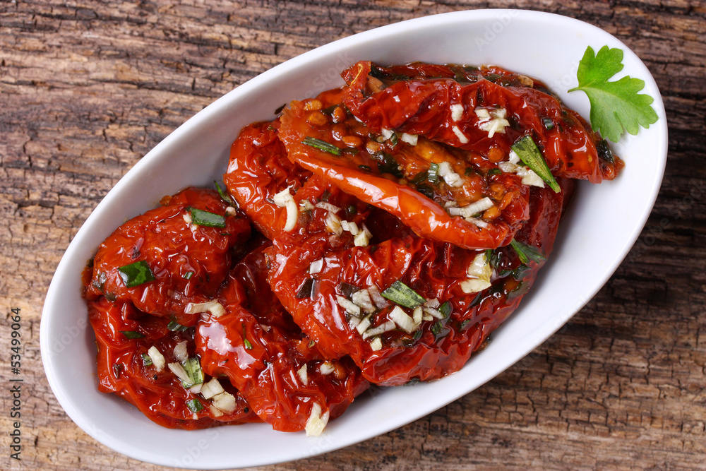 Marinierte getrocknete Tomaten mit Knoblauch und Kräutern Marinierte getrocknete Tomaten mit Knoblauch und Kräutern