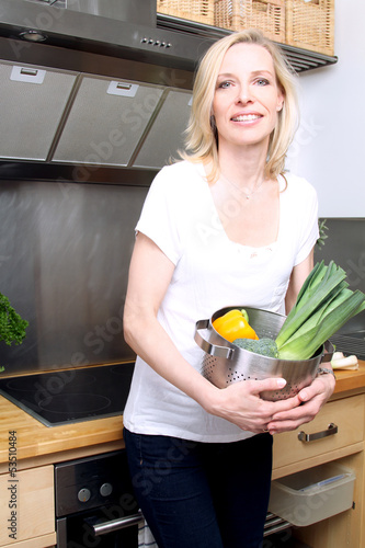 Frau beim Kochen photo