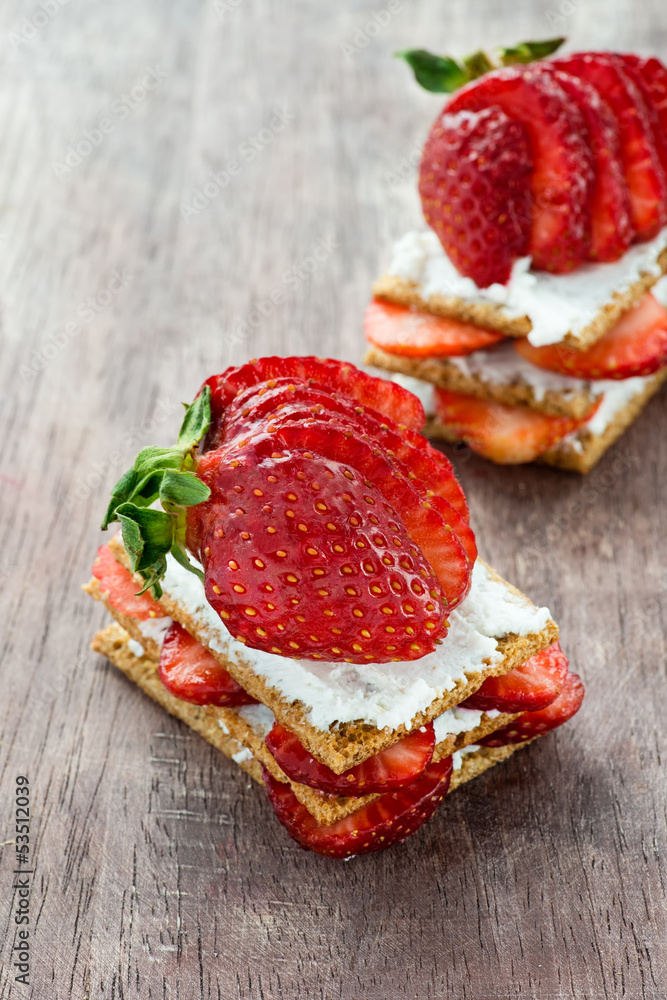 Crisp bread with goat cheese and strawberries Crisp bread with goat cheese and strawberries