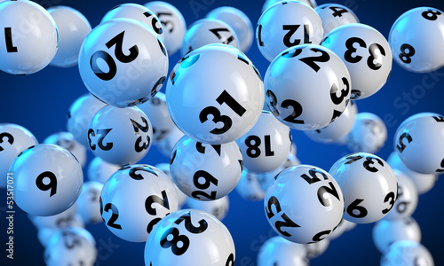 Lottokugeln fliegen auf blauem Hintergrund photo
