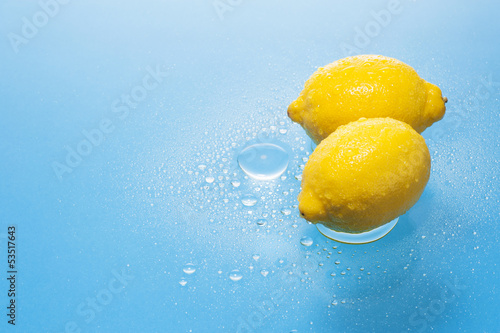 レモンと水滴