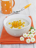 Oatmeal with dried apricots