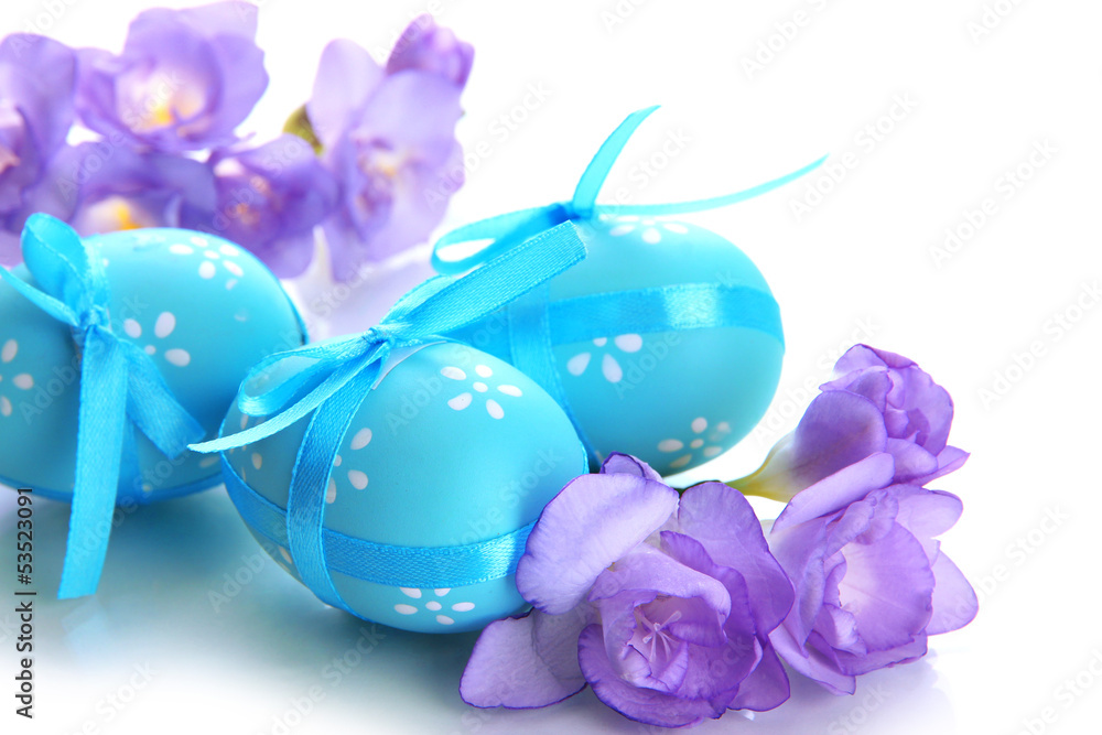 Obraz premium Bright easter eggs with bows and flowers, isolated on white