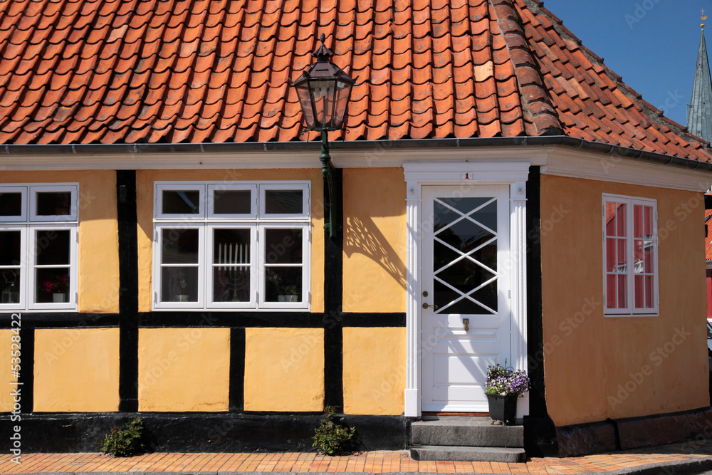 Gelbes Fachwerkhaus in Roenne auf Bornholm