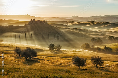 Fotografie, Obraz Farmhouse in Val d'Orcia after sunset, Tuscany, Italy