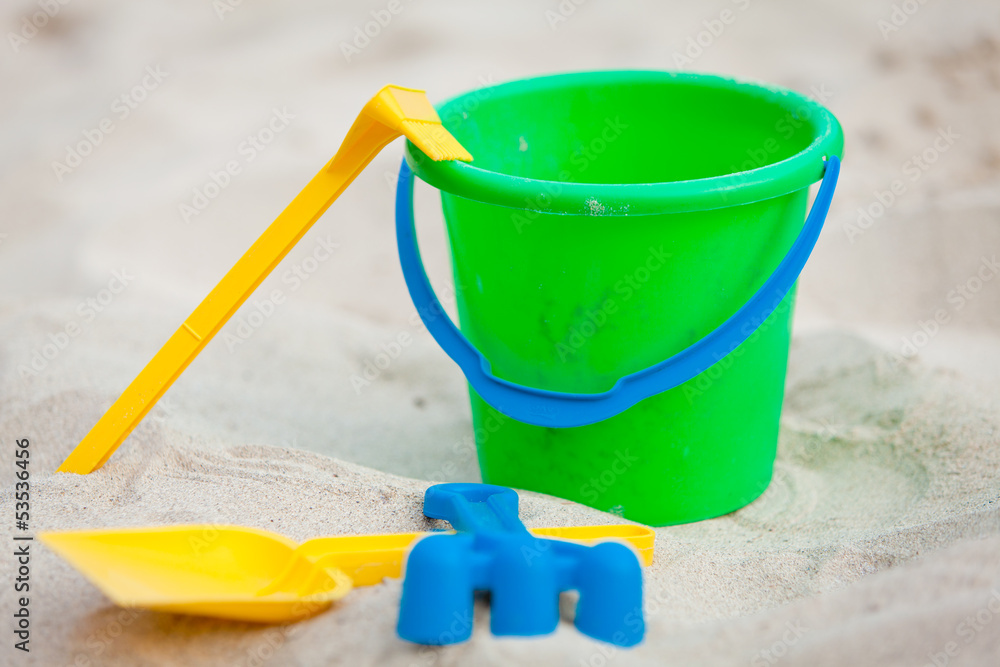 buntes plastik spielzeug im sommer im sand am strand