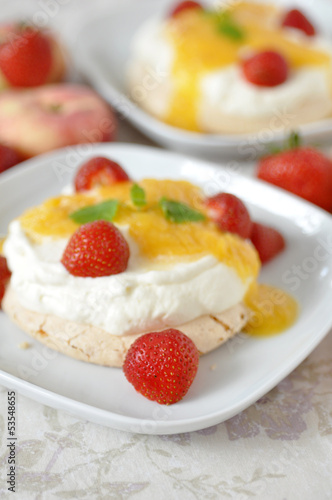 Pavlova mit Erdbeeren und Pfrischen