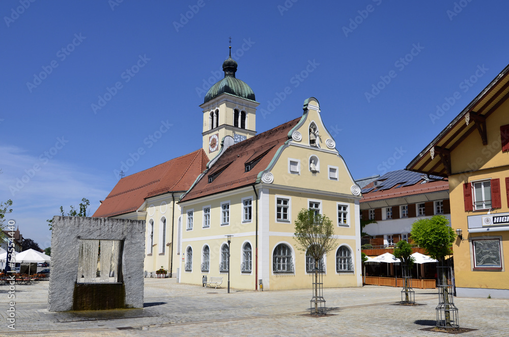 Marktplatz mit Pfarrkirche und altem Rathaus
