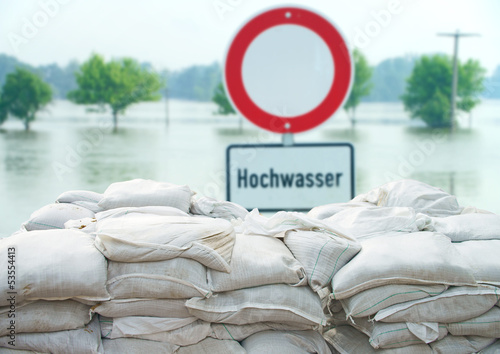 Hochwasserschutz mit Sandsäcken