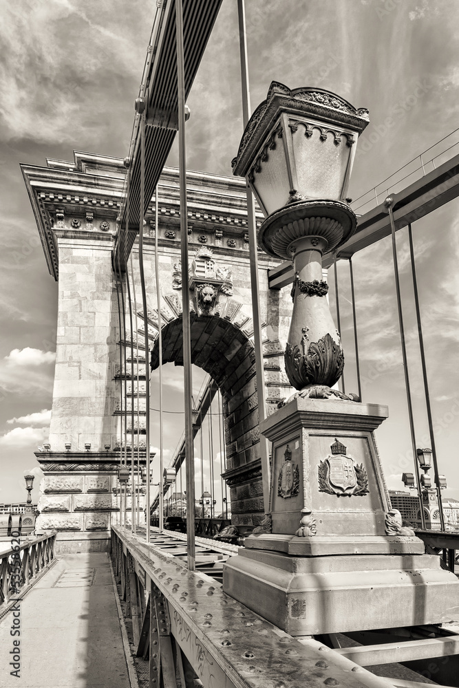 Naklejka premium Widok monochromatyczny dnia Mostu Łańcuchowego w Budapeszcie