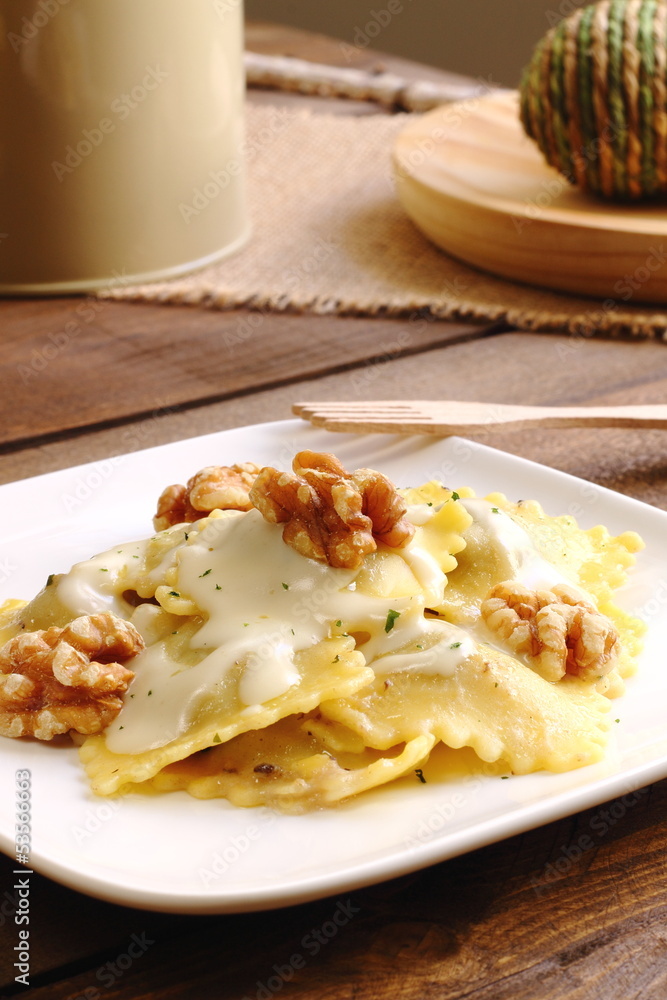 Raviolis con salsa de queso y nueces Raviolis con salsa de queso y nueces