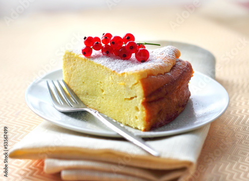 Cheesecake decorated with red currant