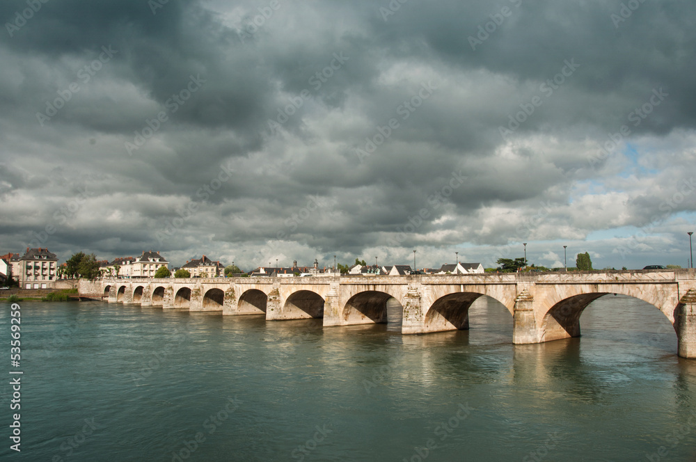 pont en pierres au dessus de la Loire à Saumur