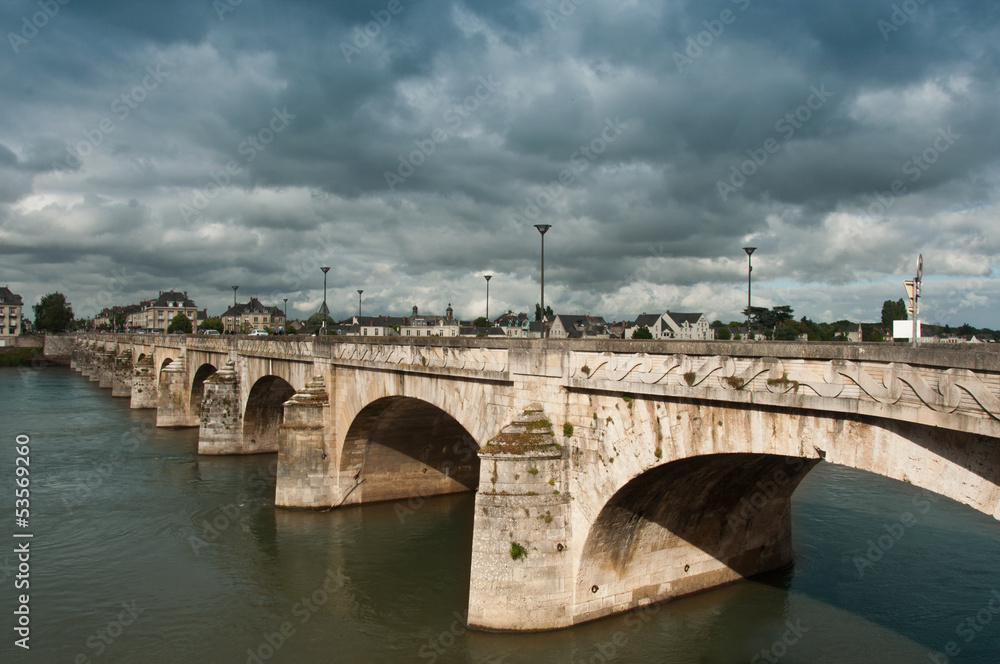 vieux pont en pierres sur la Loire à Saumur