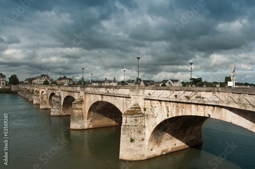 vieux pont en pierres sur la Loire à Saumur