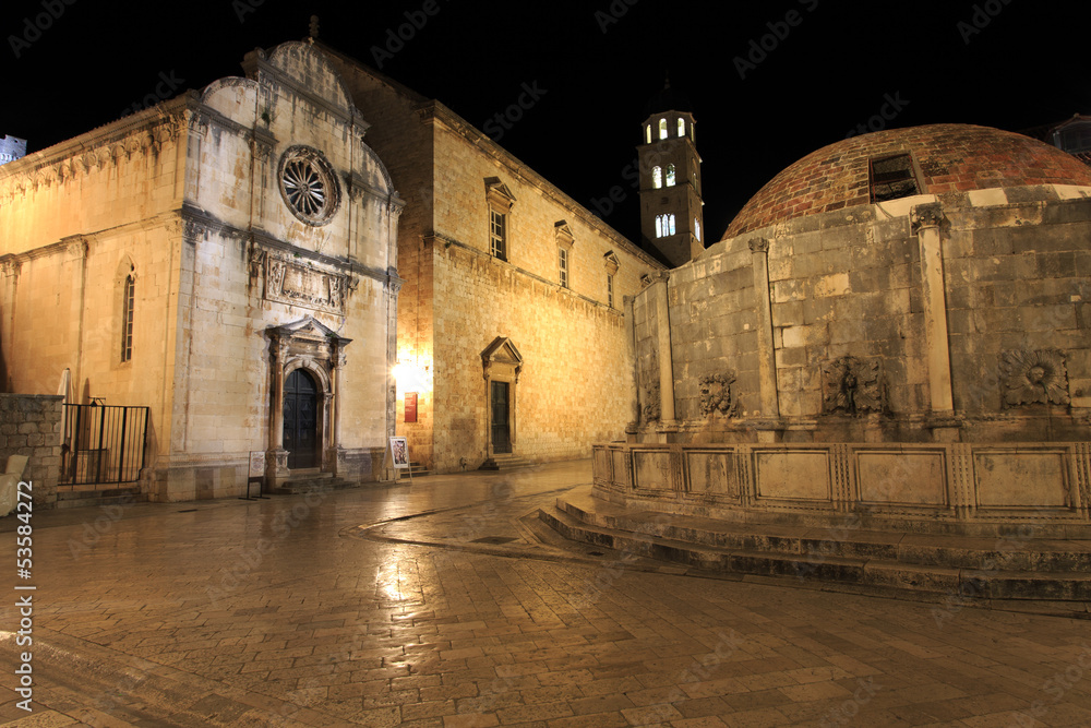 Big fountain of Onofrio and Franciscan monastery at night