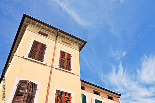 Mietshaus und Fensterladen in Italien typisch