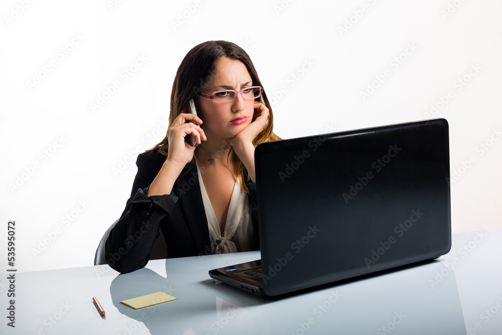 Segretaria annoiata al computer Segretaria annoiata al computer