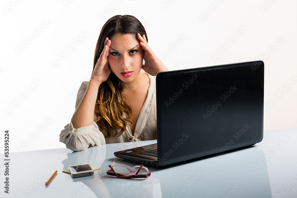 Segretaria stanca al computer Segretaria stanca al computer