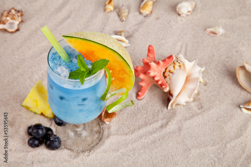 Summer cocktail on beach © Jag_cz